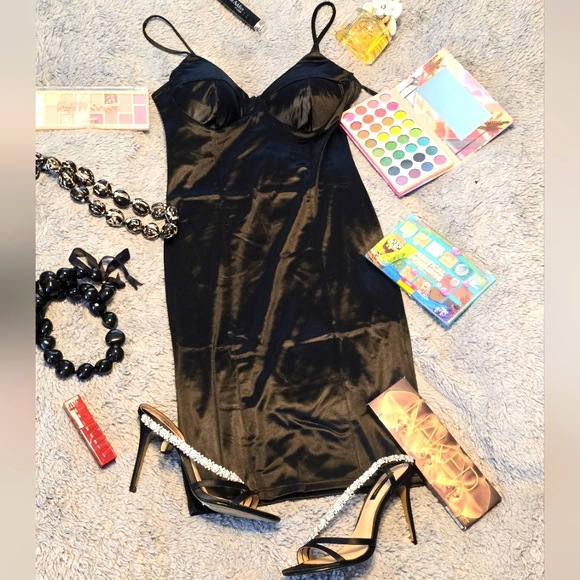 Beautiful black satin dress size Medium. - Picture 3 of 4